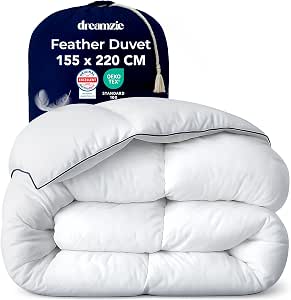 Vitt hopvikt täcke från Dreamzie framför sin förpackning, märkt Feather Duvet 155 x 220 cm med Oeko-Tex-märkning.