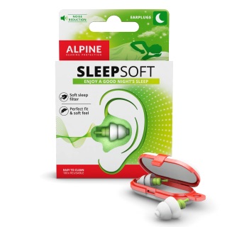 Alpine SleepSoft i förpackning, med ett par vita öronproppar med gröna filter i det röda fodralet framför.