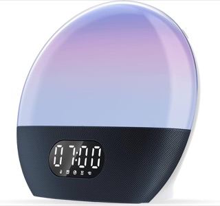 WiiM Wake-up Light med kupolformat ljus i blålila ton, högtalargaller och display som visar 07:00.
